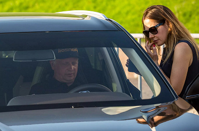 Новый служебный автомобиль президента АвтоВАЗа засняли на фото: Максим Соколов, как и многие россияне, предпочитает черный кроссовер